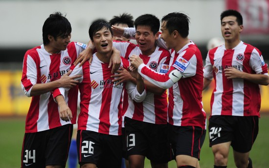 辽宁男篮连续两轮不敌广州龙狮，战绩止步杯赛，阵容调整和外援表现引发争议。