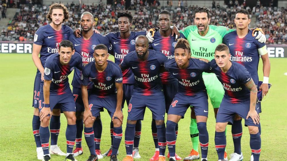 詹姆斯时隔14年再次来蓉，现场表白“我太爱成都了”，球迷冒雨齐聚万象城集体高呼“LBJ”