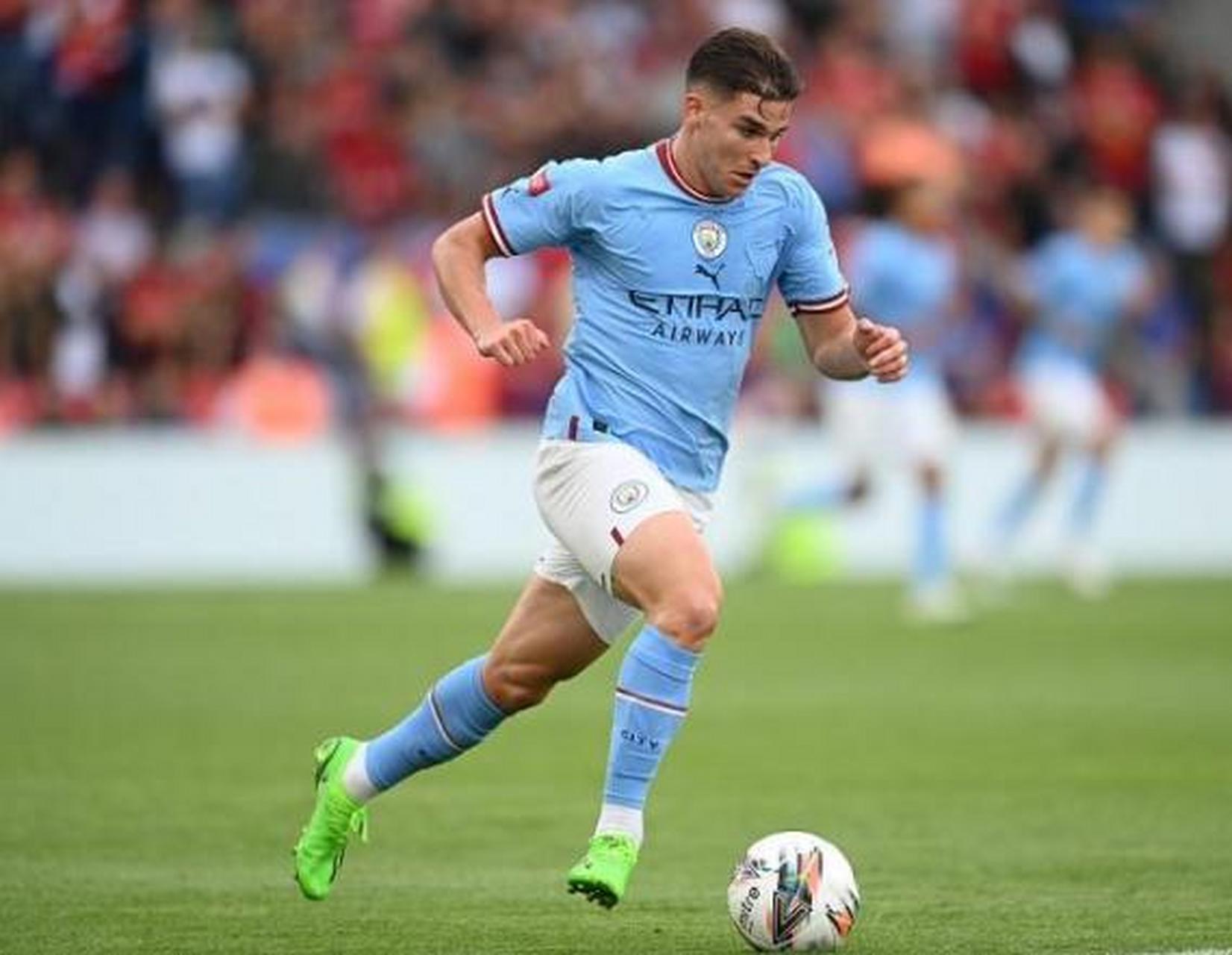 孙悦退役后与妻女定居美国，曾是NBA新星，早年受篮球启蒙，父母支持其篮球之路。