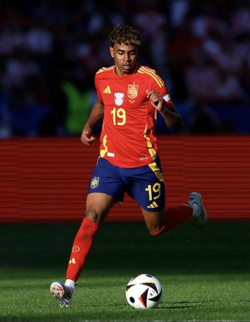 6场贡献9球1助攻，卡扎伊什维利当选中超9／10月最佳球员