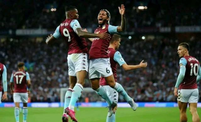 卡塔尔男足在小组赛中0-3爆冷负于突尼斯，遗憾出局，引发热议。